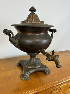 Starožitný mosadzný samovar s bohatým dekorom, empírový štýl, 1920