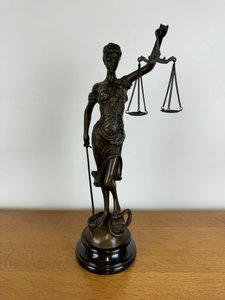 Bronzová socha Lady Justice na mramorovom podstavci