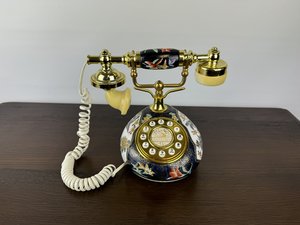 Retro telefón s keramickým telom a kvetinovým vzorom 