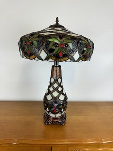 Stolová lampa Tiffany s farebným skleneným tienidlom