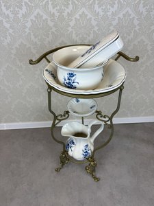 Kovový stojan na toaletu s porcelánovou súpravou Staffordshire