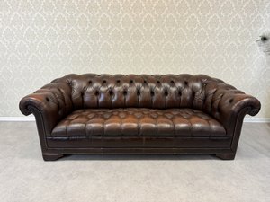 Originálna pohovka Chesterfield v hnedej koži s typickým prešívaním