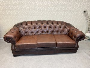 Originálna kožená pohovka Chesterfield v štýle anglickej elegancie