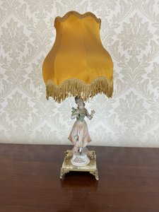 Porcelánová stolová lampa s postavou dámy a textilným tienidlom