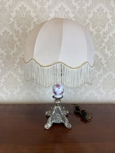 Elegantná porcelánová stolová lampa s tienidlom a strapcami